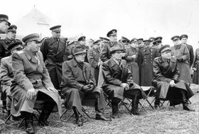 1960년 동독 정치인 및 장교들과 함께 한 야쿠봅스키 (맨 왼쪽)