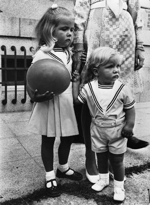 1969년 남동생 펠리페와 함께 있는 인판타 크리스티나