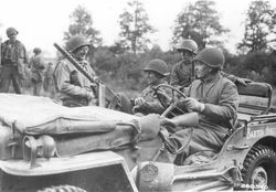 1944년 9월 14일, 독일에서 랜치먼 경과 서 있는 레이먼드 장군.