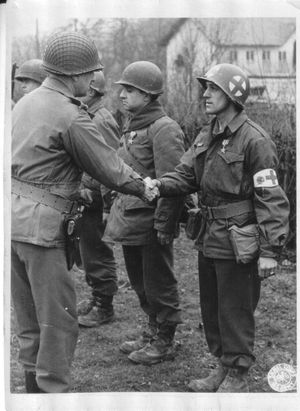 러셀 J. 요크에게 은성 훈장을 수여하는 바턴.