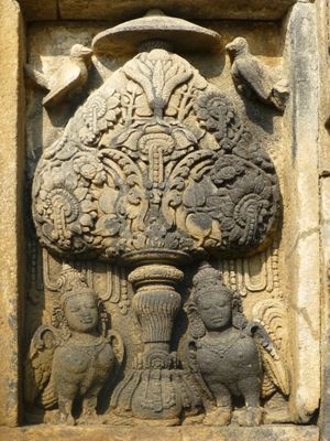  자와의 칼파브리크샤 및 킨나라 조각.