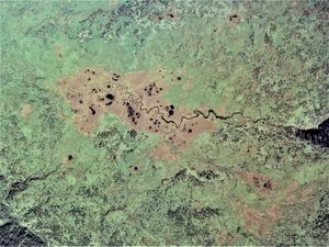 우류누마 습원 주변의 항공 사진.국토교통성 국토지리원 [https://mapps.gsi.go.jp/ 지도·항공사진 열람 서비스]의 항공 사진을 기반으로 제작.1977년 9월 25일 촬영한 2장을 합성 제작