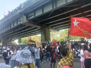 양곤 흘레단 교차로에서의 시위