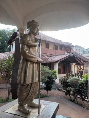 라트나기리 출생지 집 앞에 있는 로크마냐 발 강가다르 틸라크 동상