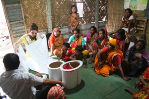 방글라데시 마이멘싱의 주민들이 노상 배변의 대안으로 모바일 위생 옵션(MoSan)에 대해 더 알아보기 위한 워크숍에 참여하고 있다.