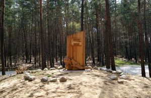 제2차 세계 대전 중 독일 나치의 범죄 현장에서 로마인(집시) 홀로코스트를 기리는 기념비, 폴란드 Borzęcin 마을에 위치