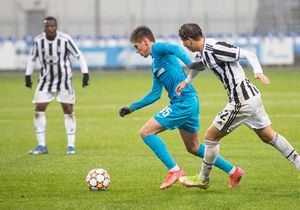 비와 함께 축구를 하는 검정색과 흰색 줄무늬 셔츠를 입은 두 명의 선수와 하늘색 셔츠를 입은 선수