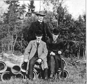 1908년 솔나의 고가도로 검사 중인 크뤼게르 & 토르 창립자 폴 토르(서), 헨리크 크뤼게르(좌)와 이바르 크뤼게르. 건설 회사의 첫 번째 계약 중 하나.