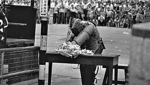 영국군 폭탄 해체 전문가가 급조폭발물을 제거하고 있다.