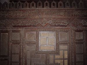 알무이즈 시대에 카이루안 대사원에 추가된 나무 마쿠라의 세부 모습