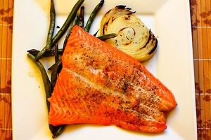 소금과 후추로 구운 트라우트 서먼