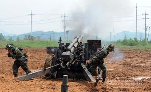 2011년 105mm 견인포 사격 훈련 중인 제73보병사단 장병들