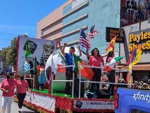 카니발 샌프란시스코 2022에서 열린 텔레문도 48의 퍼레이드