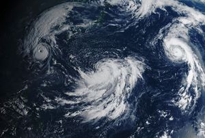 태풍 무이파(왼쪽), 열대 폭풍 난마돌(가운데), 태풍 메르복(오른쪽) 9월 13일