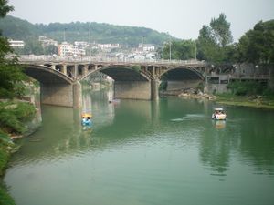 지서우의 둥 강