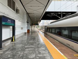 CRH6A 전동차를 이용한 열차가 선전 기차역에서 광저우 방향으로 출발을 기다리고 있다.