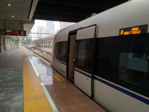 앞쪽: 선전 기차역 플랫폼의 정보판과 열차 차체에 부착된 정보판