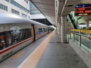 광저우 동역에서 홍콩 웨스트 코울룬 철도역으로 향하는 열차