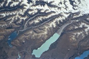 빙하 암분은 뉴질랜드의 푸카키 호수를 주변 호수보다 밝은 청록색으로 만든다.