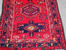 발란 러그; 아하르의 바자르에서 판매되었던 카펫의 예.