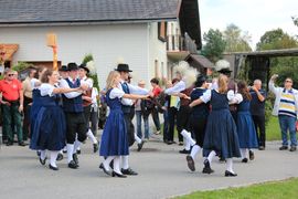 오스트리아 바하우 지역의 전통적인 파란색 dirndl을 입은 여성들