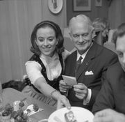 1966년 공식 만찬에서 디른들을 입은 독일 오페라 가수 잉게보르크 할슈타인