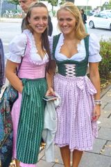 2012년 옥토버페스트 방문객들이 디른들을 입고 있는 모습