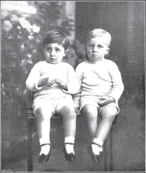 인판테 하이메와 그의 형인 아스투리아스 공 알폰소, 1909년, 카울라크의 작품.