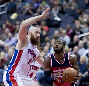 2016년 존 월을 수비하고 있는 베인스