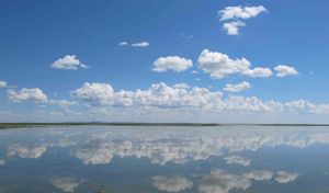 구름과 하늘을 반사하는 후룬호
