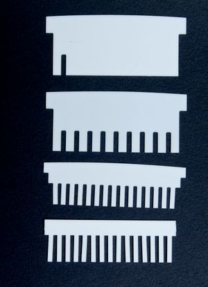 다양한 수의 웰을 가진 샘플 콤. 각 핀은 젤에 웰을 남긴다.