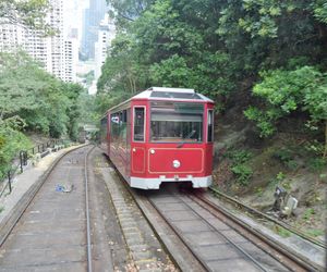 교차 루프의 4 레일 구간. 배경에는 메이 로드 육교가 보인다.