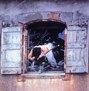 스턴트 배우가 창밖으로 다이빙하고 있다