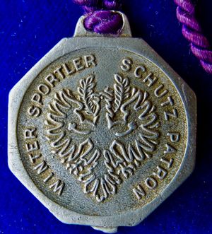 같은 메달의 뒷면으로 티롤의 독수리가 묘사되어 있다.