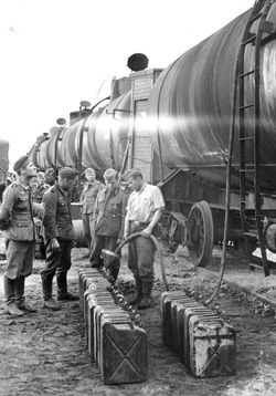 독일군의 "국방군 캔" (사진은 ×자 무늬의 초기 제품)