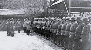 카를 에두아르트가 독일 군복을 입은 일렬의 병사들 중 한 명과 악수하는 모습