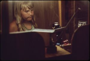 미국 미주리주 오자크 호수 주립공원에서 인형뽑기를 하는 소녀