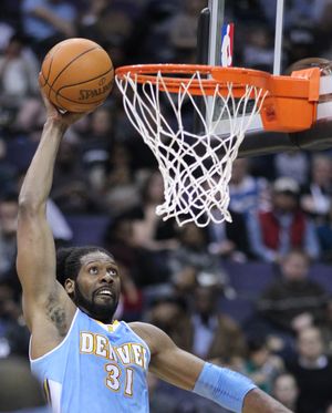 2011년 1월 덴버 너기츠 소속으로 플레이하는 네네가 덩크슛을 하고 있다.