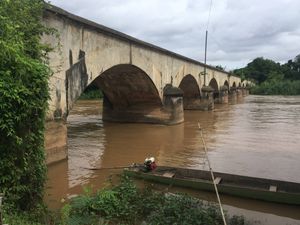 데트섬과 콘섬 사이의 철도교