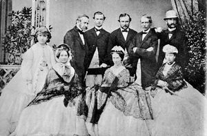 1864년 하일리겐베르크 성의 헤센 대공 가문. 왼쪽부터 1번째 줄: 바텐베르크 공작부인 율리아 하우케, 엘리자베트 공주, 마리아 알렉산드로브나, 앨리스 공주. 왼쪽부터 2번째 줄: 카를 대공자, 빌헬름 공자, 루이 공자, 구스타브 공자, 알렉산더 공자
