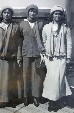 1914년 황실 요트에 탑승한 올가, 타티아나, 마리아 대공녀. Beinecke 도서관 제공.
