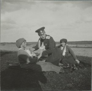 마리아 대공녀(왼쪽)와 아나스타시야 니콜라예브나가 사촌 드미트리 파블로비치 대공과 장난치는 모습, 1916년경.