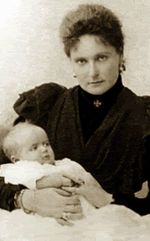 1899년. 마리아를 안고 있는 어머니 알렉산드라 황후