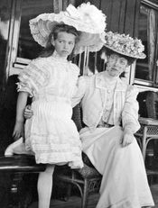 황실 요트 '스탠다르트'호에서. 부모님의 사촌인 영국 공주 빅토리아와 함께 (1908년)