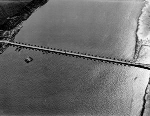 1942년 루이지애나 주 레이크 엔드, 루이지애나에서 레드강을 건너는 부교.