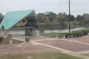 루이지애나주 알렉산드리아 레드강을 따라 있는 인기 있는 보행자 통로