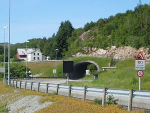 히트라 터널 입구