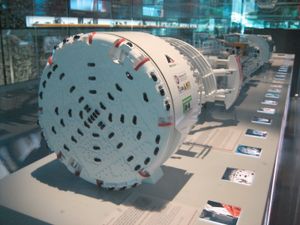 보디오 근처 고트하르트 베이스 터널을 굴착하는 데 사용되는 S-210 터널 보링 머신 모델