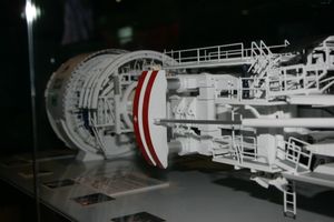 유압 잭에서 커팅 실드를 바라보고 있는 모습