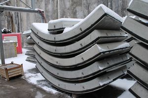 굴착 후 터널 벽면에 붙일 복공 콘크리트 조각을 쌓아둔 모습